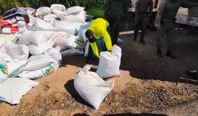 Con ayuda de los policías y el olfato de un canino fueron determinantes para hallar el dinero. 