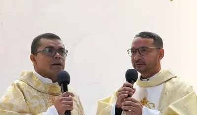 Los sacerdotes Edgar Jesús Mejía Orozco y Dimas Antonio Acuña Jiménez. 