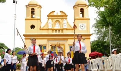 Instituciones educativas durante recorrido por las principales calles del municipio.