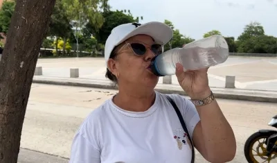 Personas han optado por llevar su propia agua por el calor.