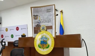 Pancarta preguntando por Air-e en el Concejo.