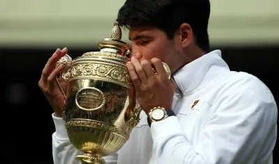 Carlos Alcaraz y el trofeo.