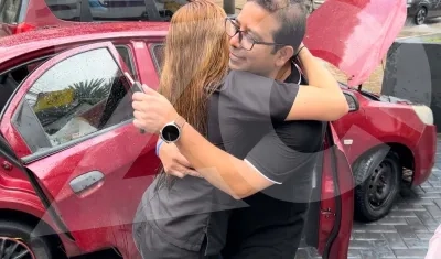 Rafael Martínez abrazando a una de sus hijas.