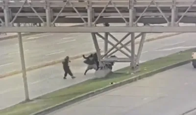 Momento del ataque con explosivos a la patrulla de la Policía. 