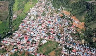 Por enfrentamientos de grupos armados un artefacto explosivo impacto hogar del Icbf. 