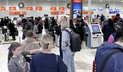 Pasajeros de al aerolínea Jetstar en el aeropuerto de Gold Coast in Bilinga.