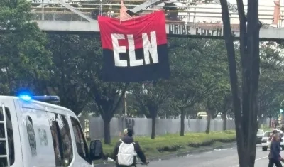 Bandera del ELN colgada en el puente.