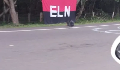 Bandera del ELN que apareció este viernes en La Guajira. 