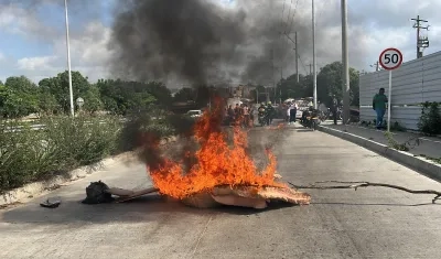 La comunidad quema llantas en le Avenida El Platanal. 
