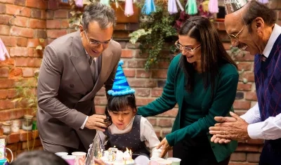 Cortesía por la plataforma Prime Video de los actores Jorge Enrique Abello (i), Ana María Orozco (c), Jorge Herrera (d), durante un fragmento de la serie ‘Betty la fea, la historia continúa’.