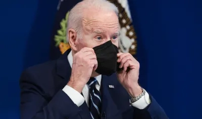 Biden usando la mascarilla.
