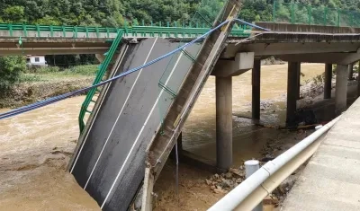 Caída del puente en el centro de China. 
