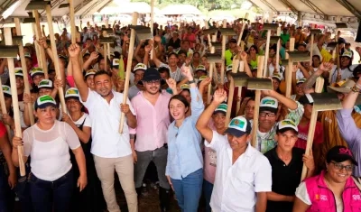 Campesinos en Córdoba recibiendo parcelas.