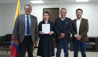 El presidente de la JEP, Roberto Carlos Vidal, y el ministra de Agricultura, Martha Carvajalino.