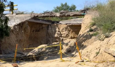 Cráter en el puente de la calle 30.