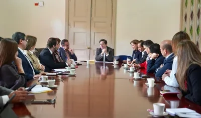 El ministro Juan Fernando Cristo en la reunión con gremios.