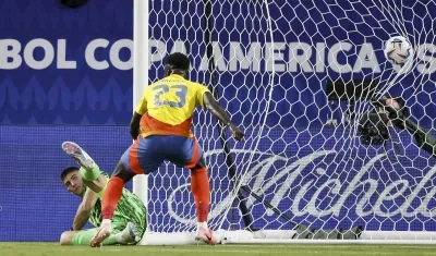 Davinson, presente en la jugada del gol.