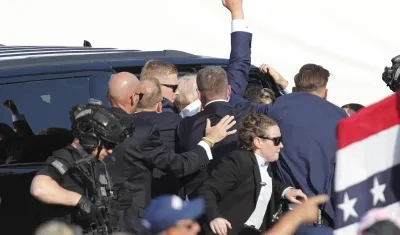 Trump cuando era evacuado del lugar donde fue impactado a bala. 