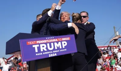Momento en que Trump era protegido por sus escoltas. 