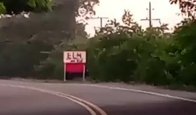 La bandera del ELN en la entrada de Santo Tomás.