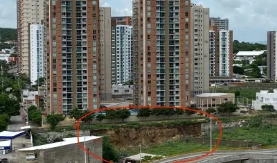 Edificios en peligro luego que el terreno contiguo empezó a ceder. 