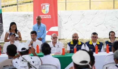 El director de la UNGRD, Carlos Carrillo, y el gobernador, Eduardo Verano, en Piojó. 