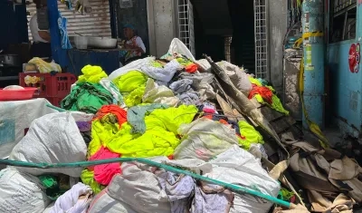 Parte de la mercancía de ropa se perdió por el incendio. 