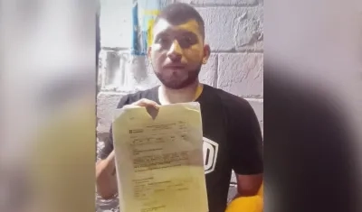 El expolicía Nicolás Farruco Trimiño mostrando su boleta de libertad. 