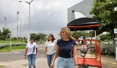 Ana María Aljure, Gerente de Ciudad, durante la entrega de los bicicoches y motocarros.