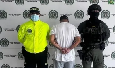 Fue capturado en compañía de tres civiles. 