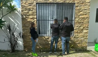 Momento en que la Fiscalía inspeccionó tres inmuebles donde estaban las mujeres. 