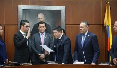 Pedro Flórez tomando la posesión de su cargo como presidente de la Comisión VI.