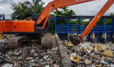 Maquinaria trabajando en el Arroyo León.