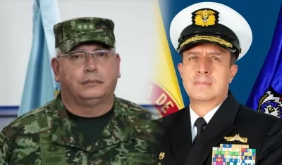 El general Helder Giraldo Bonilla y su reemplazo, el Almirante Francisco Hernando Cubides Granados.