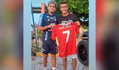 Luis Díaz le obsequió a Víctor Cantillo una camiseta del Liverpool. 