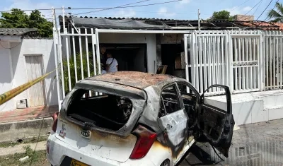 Así quedó el vehículo que se incendió en una vivienda, en Soledad. 