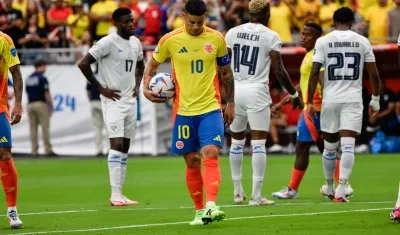 James Rodríguez con la pelota en su poder antes de cobrar el penalti ante Panamá. 