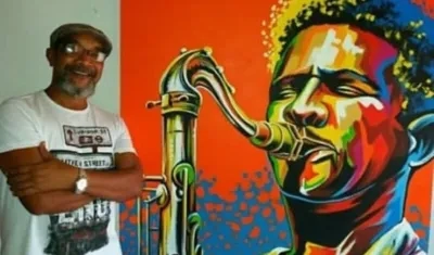 El pintor cartagenero Javier Flórez Barrios con una de sus obras.