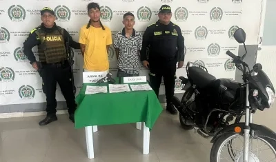 Los dos capturados por la Policía. 