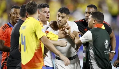 Luis Suárez se trenzó en una discusión con los jugadores colombianos después del partido.