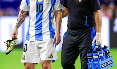 Messi saliendo del campo de juego.