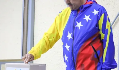 El Presidente de Venezuela, Nicolás Maduro, tras ejercer el voto.