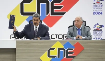 El Presidente de Venezuela, Nicolás Maduro, habla junto al presidente de Consejo Nacional Electoral (CNE), Elvis Amoroso.