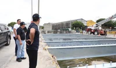 El alcalde Char en la inspección a las obras en el arroyo de Rebolo.