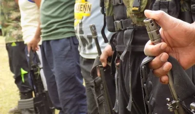 Los menores son reclutados por los grupos armados con la promesa que les van a pagar. 