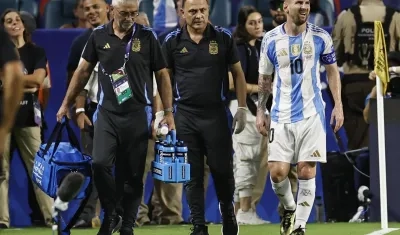 Messi lesionado en el partido ante Colombia.