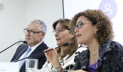 Néstor Osuna, la nueva ministra de Justicia Ángela Buitrago y Mariana Ardila.