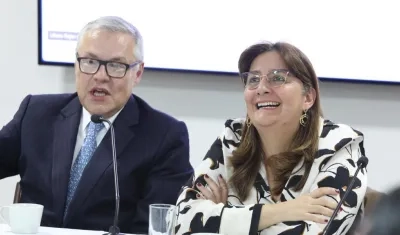 El saliente ministro de Justicia, Néstor Osuna y su sucesora Ángela María Buitrago.