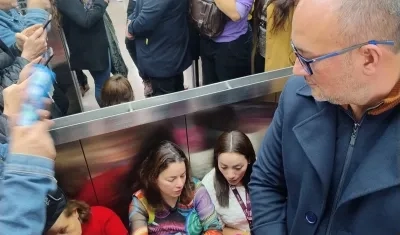 Funcionarios están retenidos en un ascensor. 