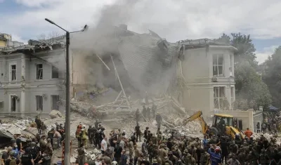 Equipos de rescate en el hospital.